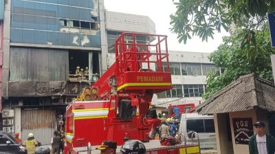 RS Polri Terima 21 Kantong Jenazah Korban Kebakaran Gedung Terra Drone